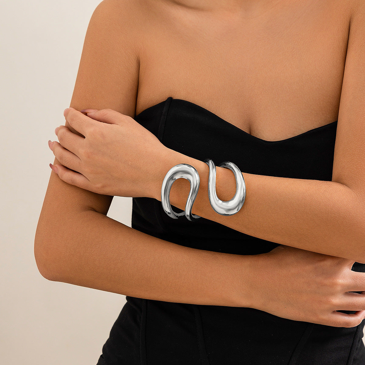 Accessories Women Large Sleek Niche Collar Necklace + Bracelets