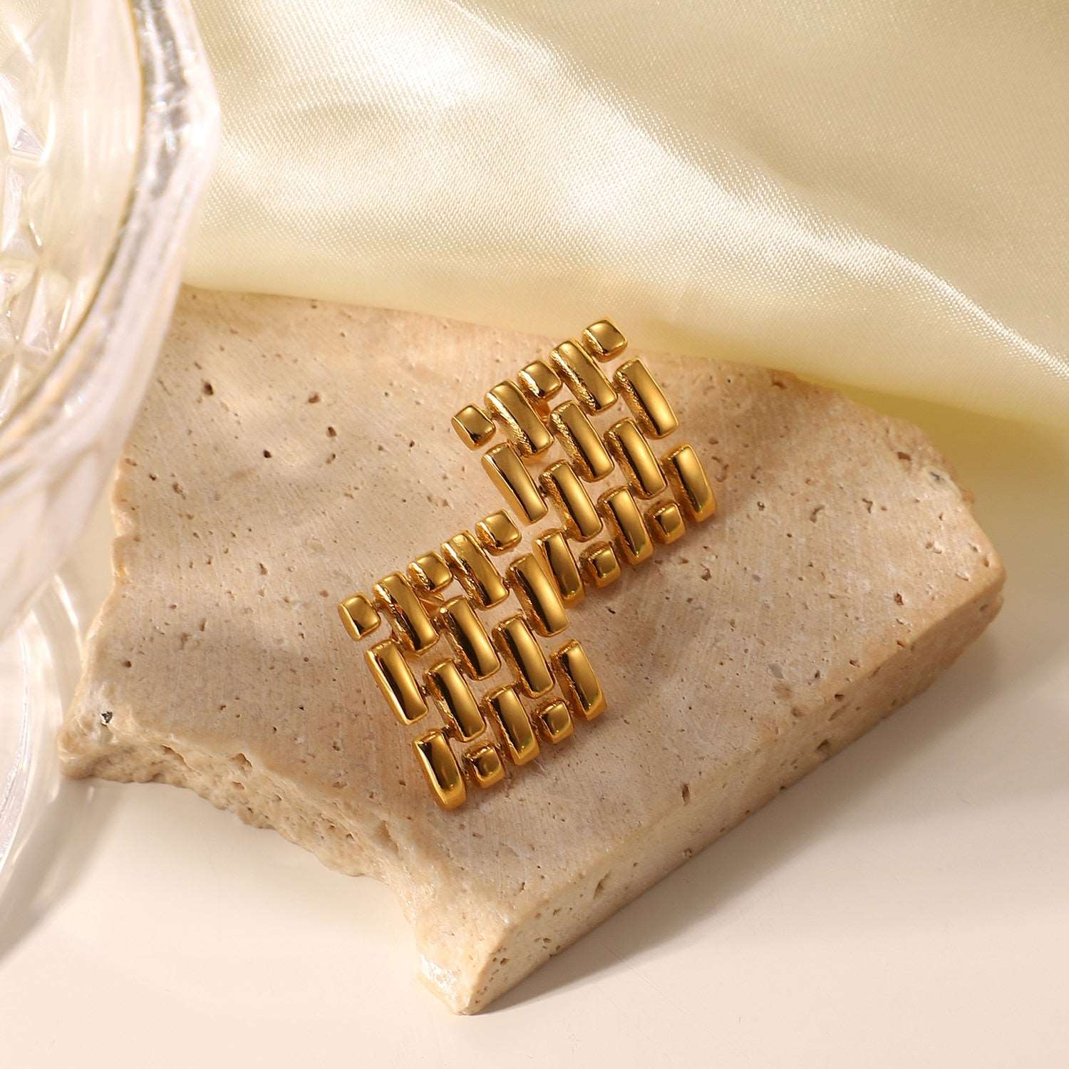 18K Gold Plated Hollow Weave Stud Earring Classic Stainless Steel Hollow Square Stud Earrings for Women Jewelry Party Gift