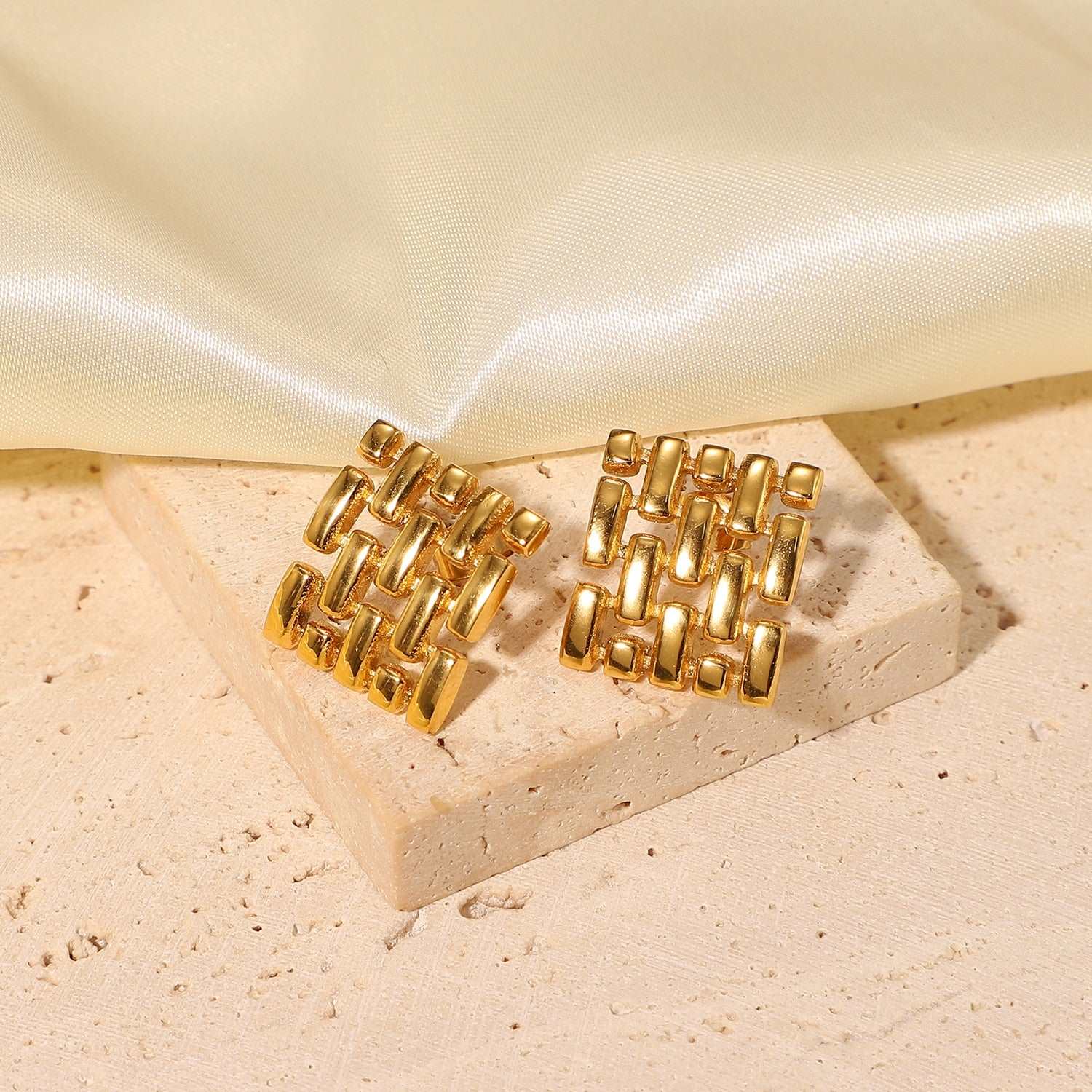 18K Gold Plated Hollow Weave Stud Earring Classic Stainless Steel Hollow Square Stud Earrings for Women Jewelry Party Gift